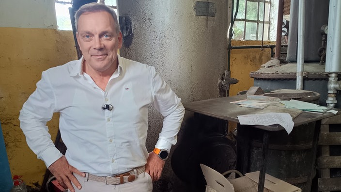 Andreas Kirschkel, Immobilienmakler, steht in der alten Wacholderbrennerei