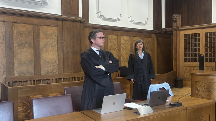 2 Anwälte mit schwarzen Roben
