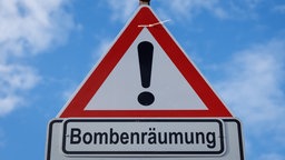 Ein Warnschild, auf dem Bobenräumung steht