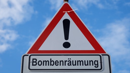 Ein Warnschild, auf dem Bobenräumung steht