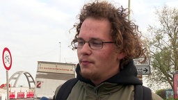 Ein junger Mann mit lockigen Haaren und Brille im WDR-Interview