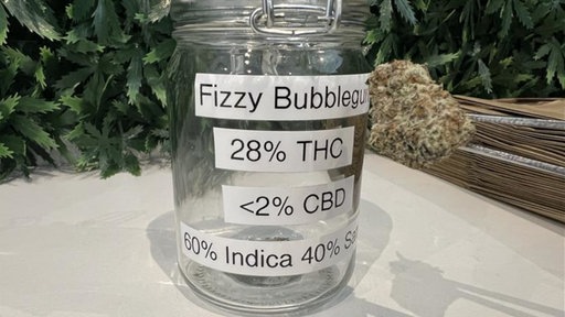 Ein leeres Einmachglas mit Aufschrift "Fizzy Buzzlegum" und Inhaltsangaben
