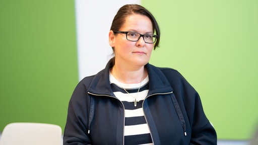 Julia Schröder schaut ernst an der Kamera vorbei