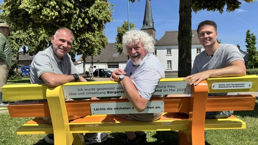 Bruno Ketteler, Andreas Wolff und Andre Laarmanns (v.l.n.r.) auf der ersten Humorbank NRWs