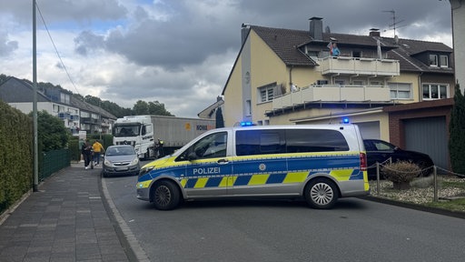 Ein Lkw steckt in einer Kurve in einem Wohngebiet fest