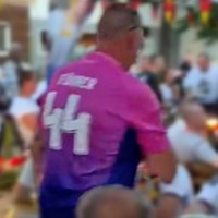 Ein Mann trägt ein pinkes Trikot. Auf dem Rücken ist die Nummer 44 zu sehen sowie der Schriftzug "Führer".