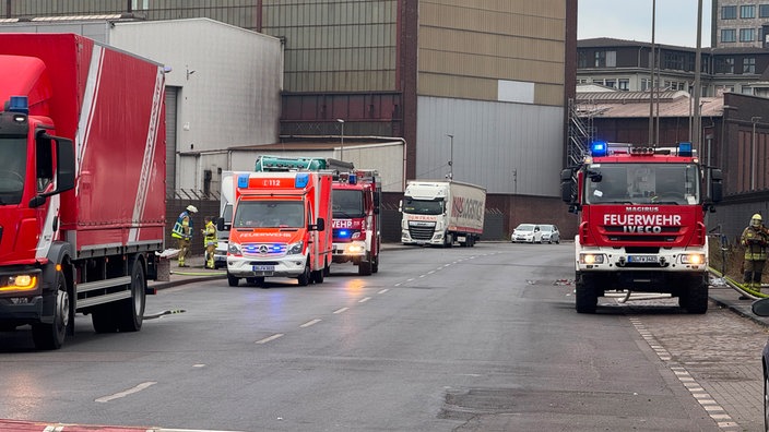 Fahrezeuge die Feuerwehr mit einem Industriegbäude im Hintergrund