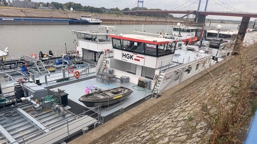 Ein Frachtschiff liegt im Hafenbecken