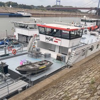 Ein Frachtschiff liegt im Hafenbecken