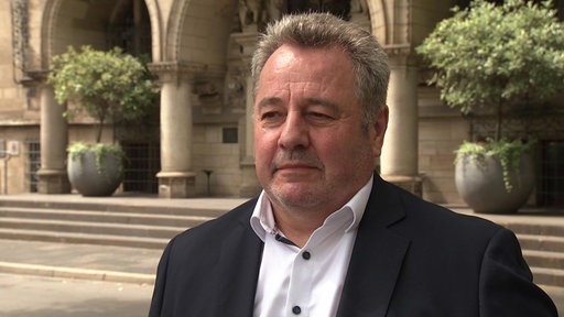 Bruno Sagurna, Fraktionsvorsitzender der SPD Duisburg, trägt ein weißes Hemd, darüber ein schwarzes Sakko.