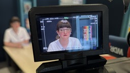 Kamera filmt Katharina Fehlberg von der Stadtbibliothek Duisburg beim queeren Lesezirkel