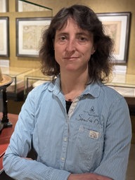 Frau vor Weltglobus