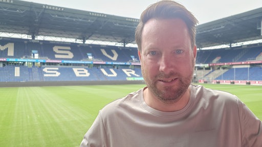 Mann steht im Stadion