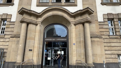 Der Eingang des Landgerichts Duisburg im alten Baustil