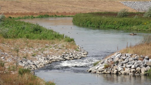 Ein Fluss mit Wasser. Links und Rechts das Ufer