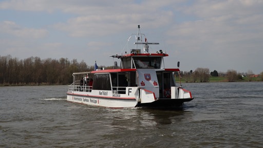 Fähre Keer Tröch auf Wasser