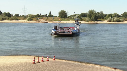 Fähre fährt über Niedrigwasser