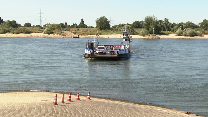 Fähre fährt über Niedrigwasser