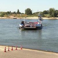 Fähre fährt über Niedrigwasser
