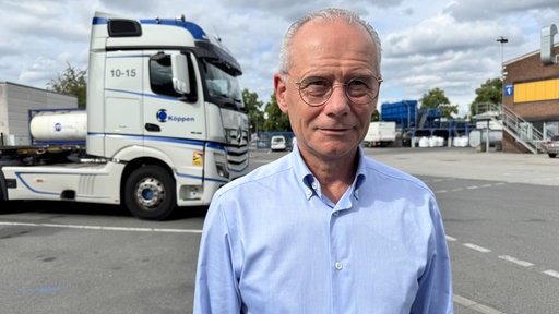 Ein Duisburger Unternehmer Jochen E. Köppen steht vor einem seiner Trucks
