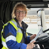 Kraftfahrerin Denise Benyetto sitzt im LKW