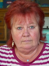 Bezirksbürgermeisterin Beate Lieske (SPD) hat kurze, rote Haare und trägt ein gestreiftes Shirt.