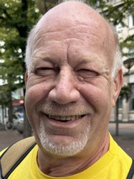 Mike lächet in die Kamera im Hintergrund ist die Duisburger Innenstadt zu sehen.