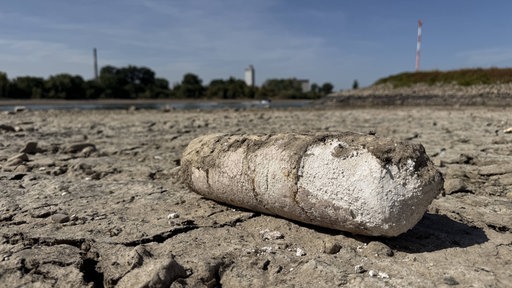 Ein mit vertrockneter Erde bedecktes Objekt, das für eine Granate gehalten wurde, liegt im vertrockneten Rhein-Bett bei Duisburg