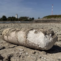 Ein mit vertrockneter Erde bedecktes Objekt, das für eine Granate gehalten wurde, liegt im vertrockneten Rhein-Bett bei Duisburg
