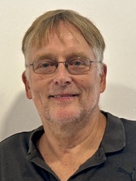 Jürgen Peter vom Bürgerverein Wedau-Bissingheim trägt eine Brille und guckt in die Kamera.