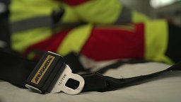 Ein geöffneter Anschnallgurt in einem Rettungswagen