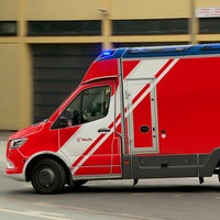 Ein Rettungswagen von Falck auf dem Weg zu einem Einsatz an der Feuerwache 3 in Duisburg