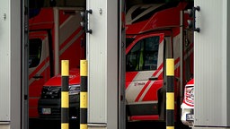 Ein Rettungswagen von Falck steht einer Garage in der Feuerwache 3 in Duisburg