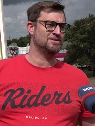 Mann mit Brille spricht in Mikro