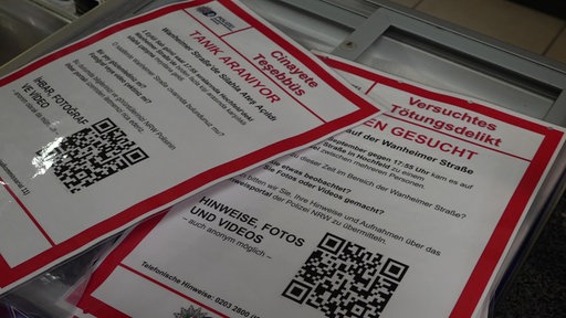 Zwei weiße Plakate mit rotem Rand und Zeugenaufrufen auf Deutsch und Türkisch