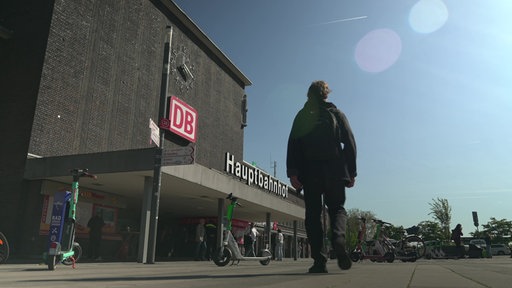 Ein dunkel gekleideter Mann läuft auf den Duisburger Hauptbahnhof zu