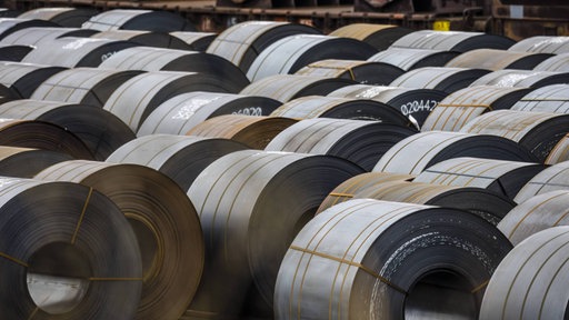 Fertige Stahl Coils stehen im Stahlwerk der ArcelorMittal Eisenhuettenstadt GmbH
