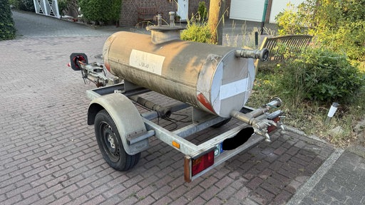 Kleiner Wagen auf Rollen, der Wasser spenden soll