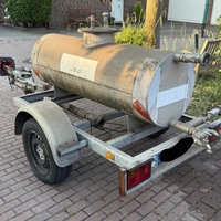 Kleiner Wagen auf Rollen, der Wasser spenden soll