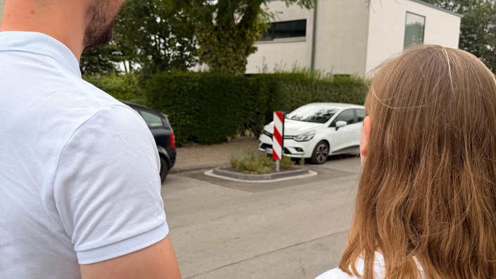 Anwohner vor Umbaumaßnahmen, die Raser ausbremsen sollen