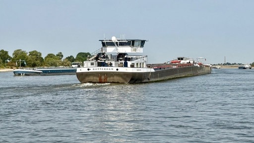 Schiffsverkehr auf dem Rhein, zwei Transportschiffe fahren aneinander vorbei