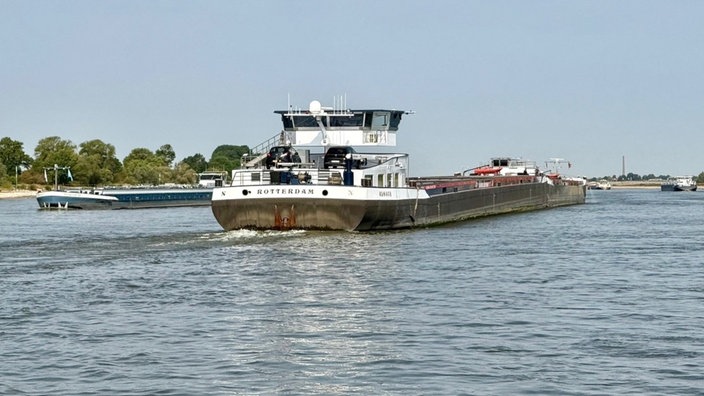 Schiffsverkehr auf dem Rhein, zwei Transportschiffe fahren aneinander vorbei