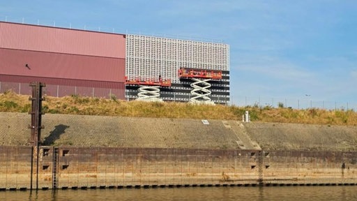 Videowand an der Logistikhalle II auf Duisburger Mercatorinsel