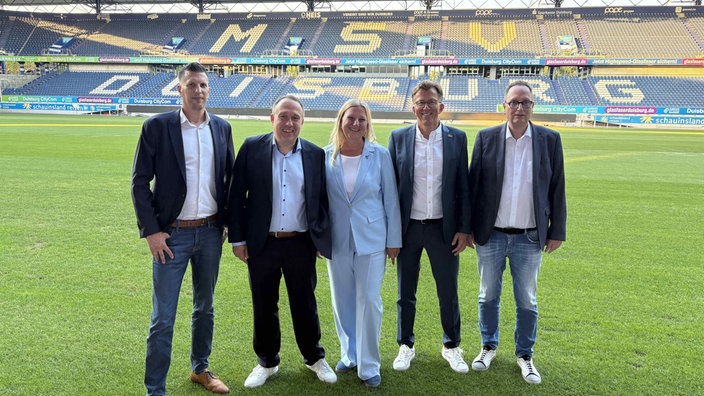 Thorsten Immel, Dirk Broska, Veronika Henschel-Grontzki, Ralf Raddue und Dirk Recke auf dem Rasen in der Arena des MSV.