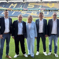 Thorsten Immel, Dirk Broska, Veronika Henschel-Grontzki, Ralf Raddue und Dirk Recke auf dem Rasen in der Arena des MSV.
