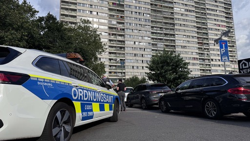 Polizeieinsatz vor Hochhaus, ein Fahrzeug des Ordnungsamts steht vor dem als Weißer Riesen bekannten Gebäude