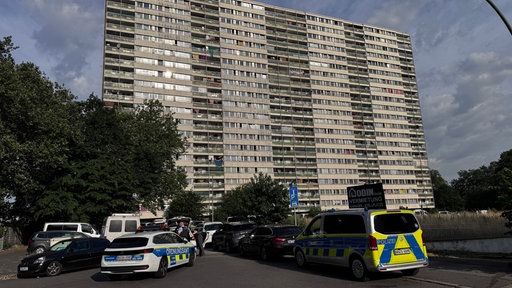 Ordungsamt und Polizei vor dem als Weißer Riese bekannten Hochhaus in Duisburg