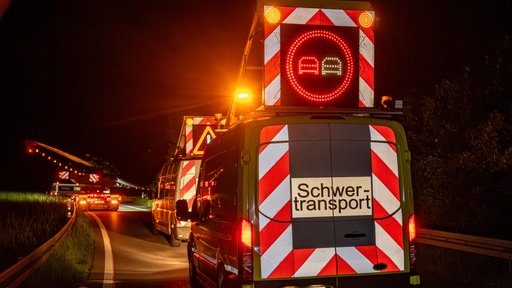 Auf dem Bild sieht man ein Schwertransporter