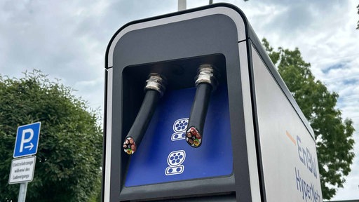 Eine E-Ladesäule bei welcher die Kabel durchtrennt worden sind