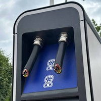 Eine E-Ladesäule bei welcher die Kabel durchtrennt worden sind